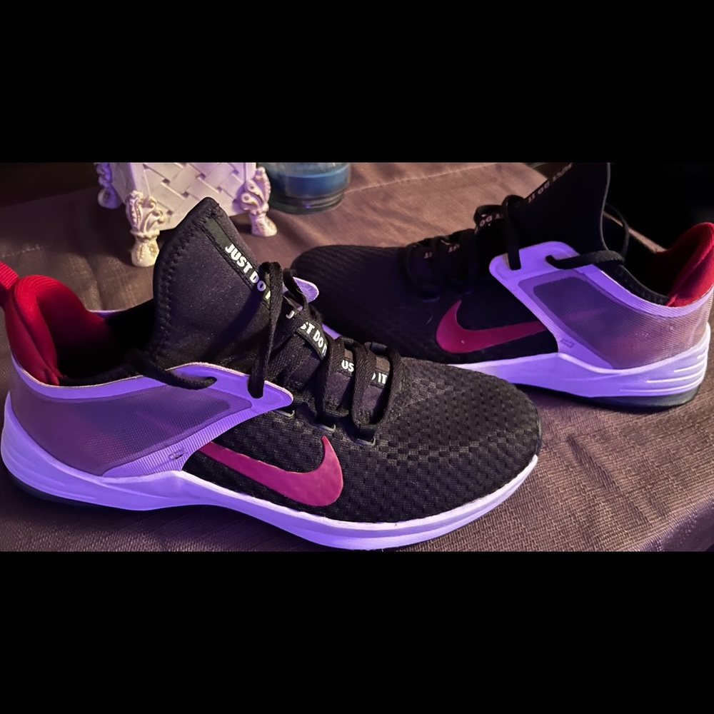 Nike rare valentines runners women’s size 10